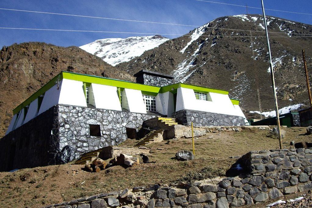 El refugio fue construido en 1969, cuenta con 36 plazas y los andinistas lo usan para prepararse para subir el Aconcagua. Foto: gentileza UNCuyo