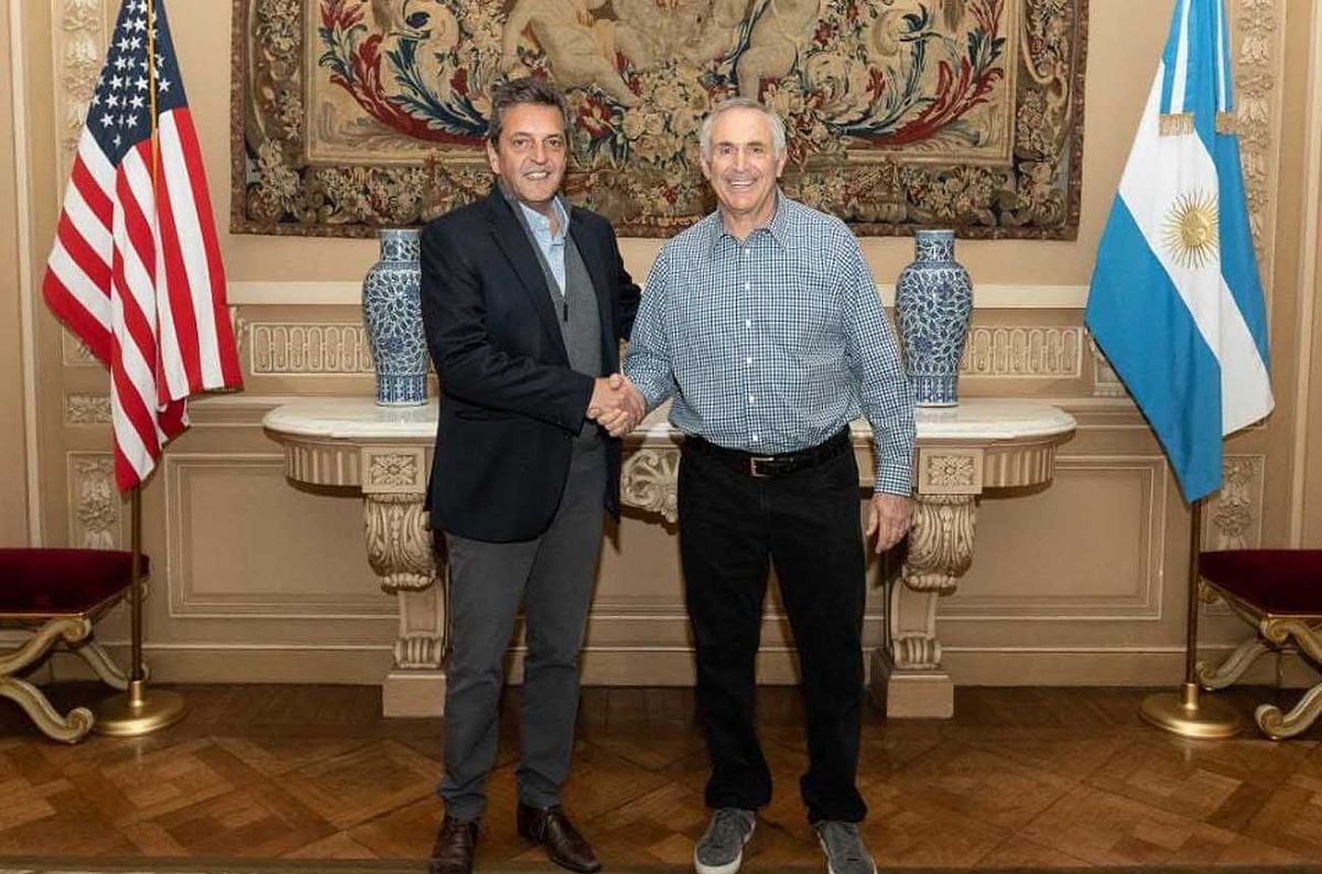 El ministro de Economía, Sergio Massa, y el embajador de Estados Unidos en Argentina, Marc Stanley. (Embajada de Estados Unidos)