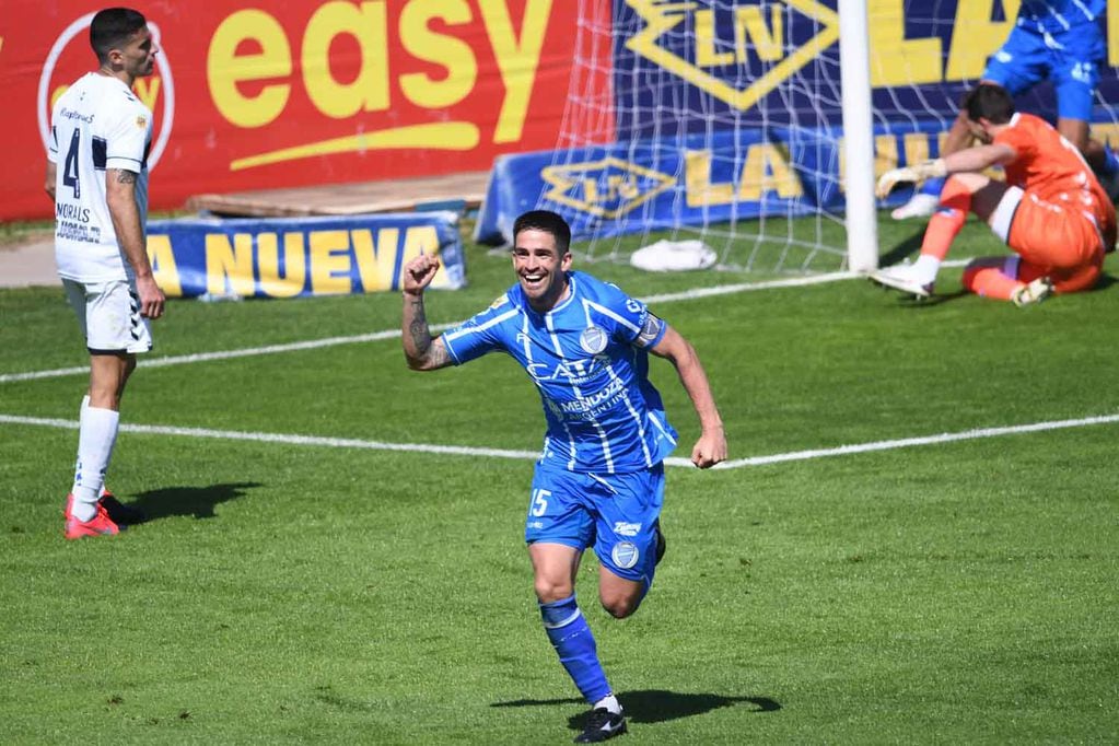 Damián Pérez, festeja después de haber convertido el primer gol para Godoy Cruz.