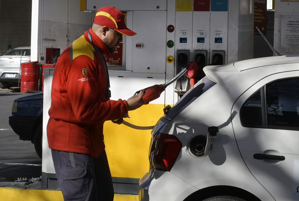 La petrolera Raízen Argentina, licenciataria de la marca Shell, aplicó el segundo aumento de agosto en los precios de sus combustibles. 
Foto: Orlando Pelichotti 
