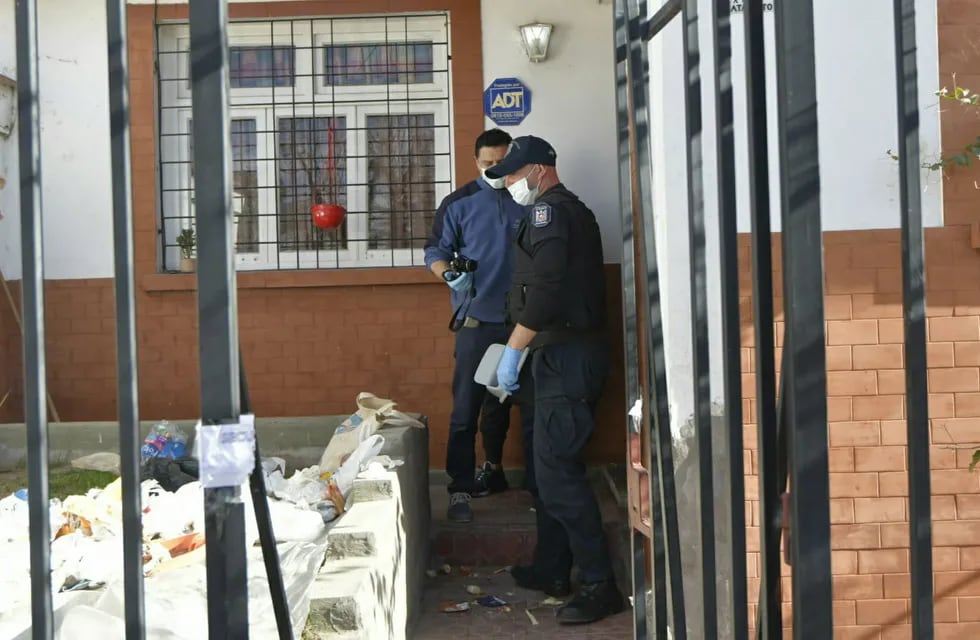 Personal policial en la casa de la pequeña Emma Pilar Olguín, quien habría sido asesinada. / Orlando Pelichotti - Los Andes