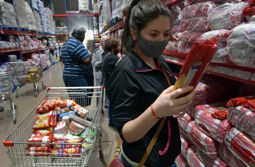 Un estudio muestra cómo la suba en el caso de una canasta de alimentos que incluya opciones más saludables ha subido por encima del valor de la CBA. Foto: Orlando Pelichotti / Los Andes