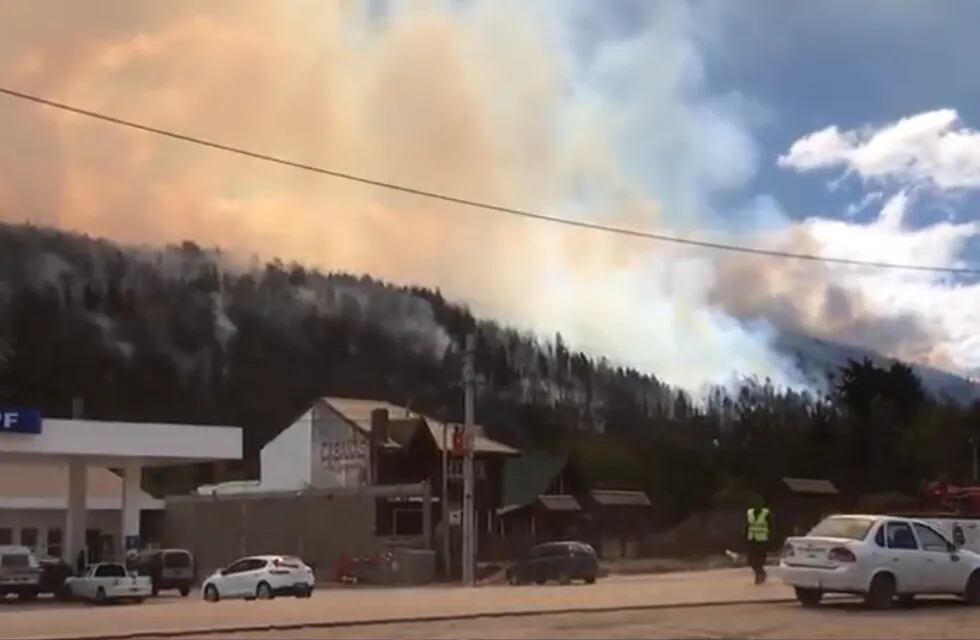 Captura de video - Se desató un feroz incendio en El Bolsón