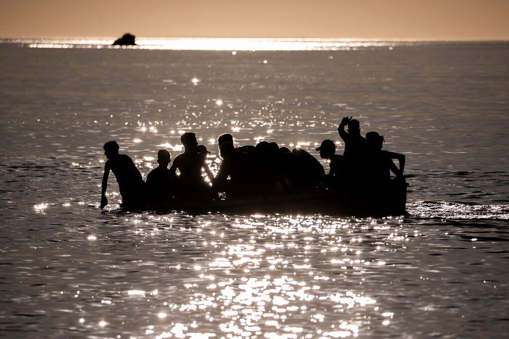 En botes o nadando, migrantes marroquíes llegan a Ceuta, España. (AP)