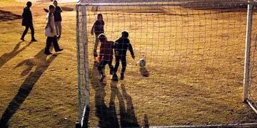 Qué lindo sería. Que lo niños sólo entren a una cancha de fútbol para jugar a la pelota y que sólo escuchen los gritos de algún gol que hagan. (Foto: AP)