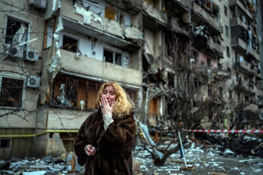Natali Sevriukova llora junto a su casa destruida después de un con cohetes en la ciudad de Kiev, Ucrania. (AP /Emilio Morenatti)