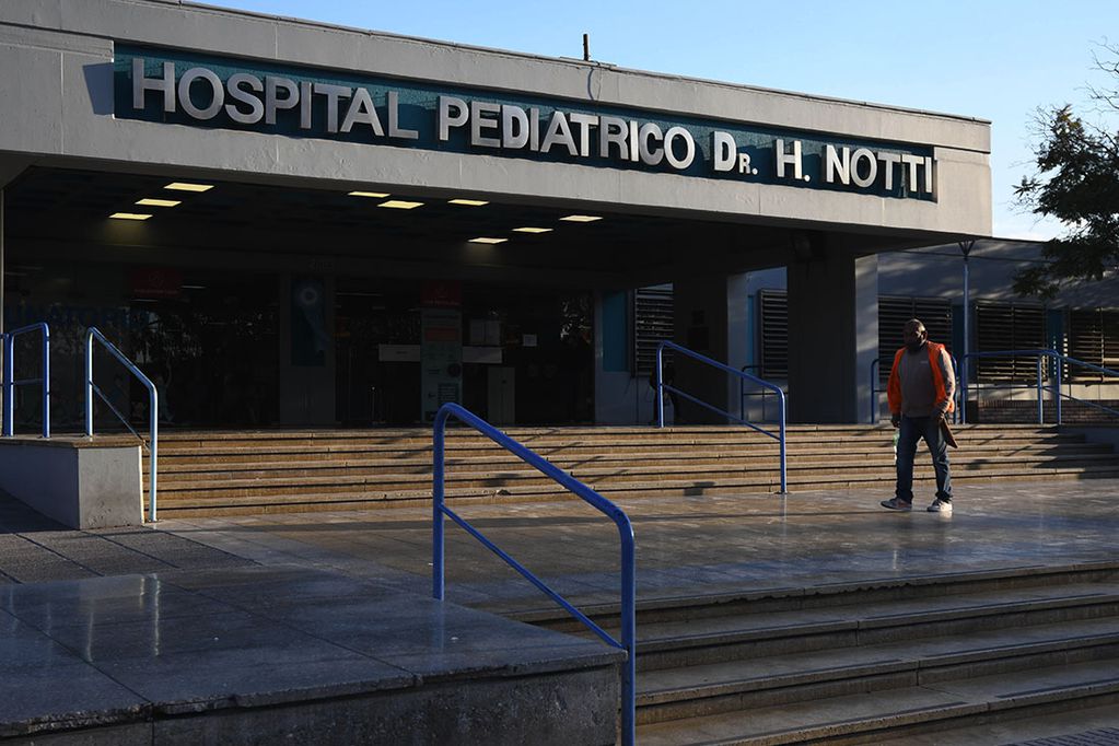 El nene de 6 años que estaba con las dos personas muertas fue internado en el Hospital Humberto Notti. Llegó deshidratado, aunque no se observaron indicios de intoxicación en un primer estudio.