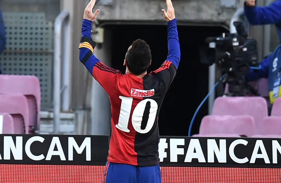 En 2020, Leo Messi homenajeó a Maradona vistiendo la camiseta de Newell´s que usara Diego.