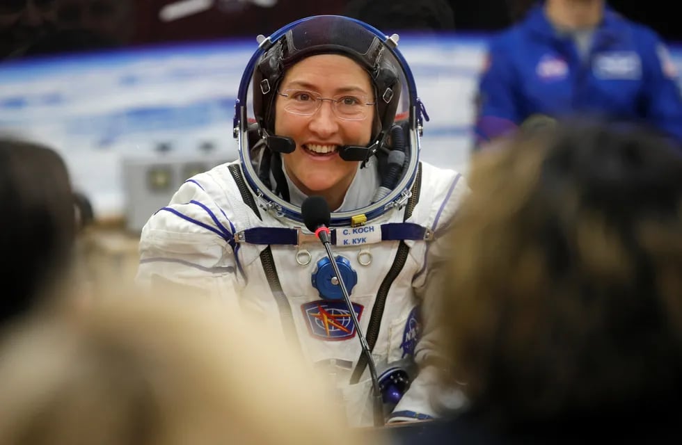 La historia de la mujer astronauta récord que pasará 328 días en el espacio 