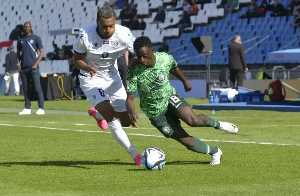República Dominicana y Nigeria, juegan el primer partido en el Estadio Malvinas Argentinas. / Orlando Pelichotti (LOS ANDES).