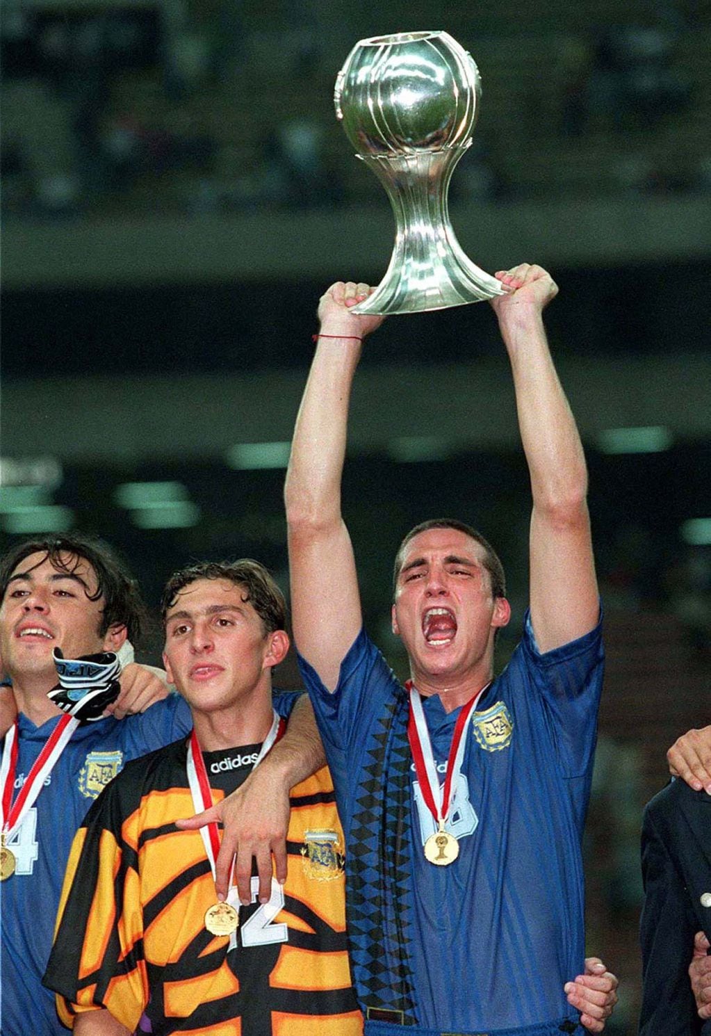 Lionel Scaloni levantando la Copa del Mundial 1997
