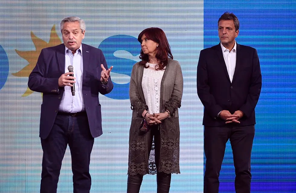 Alberto Fernández y Cristina Kirchner junto a Sergio Massa.