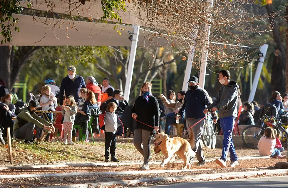 Los encuentros de familias y amigos en los espacios públicos de la provincia están prohibidos. Caminatas, trote o pasear a las mascotas, sí se podrá. / Foto: Los Andes