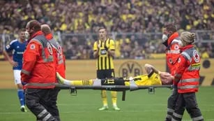 Marco Reus salió lesionado en la victoria del Borussia Dortmund ante el Schalke por 1-0