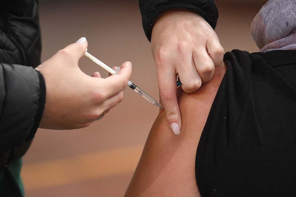 Profesionales del área de salud de Junín, en una jornada de vacunación contra el covid 19 en el polideportivo Nº 1 del departamento de Junín