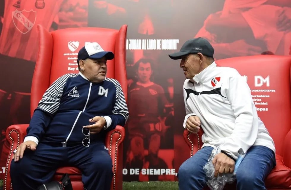 Encuentro entre Maradona y Bochini: ¡Tanta gloria, tanto fútbol, desplegado por el Mundo!