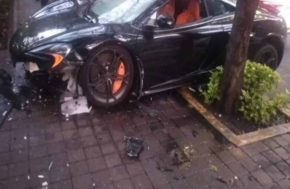 Un auto McLaren 650S, modelo 2016, valuado en cinco millones de pesos fue chocado y abandonado en las calles de Polanco. Foto: Web
