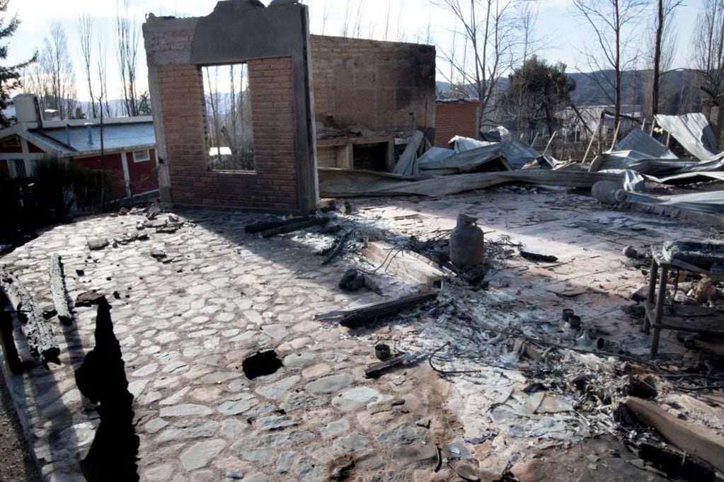 
Desolación. Ayer por la tarde, los propietarios de las casas pudieron llegar hasta la zona de desastre | Orlando Pelichotti / Los Andes
   