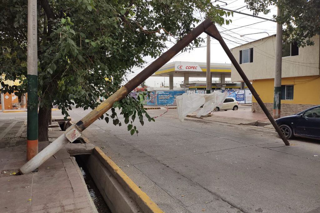 Poste caído en Guaymallén luego del viento y la tormenta de anoche en el Gran Mendoza. Foto: Ignacio Blanco / Los Andes.