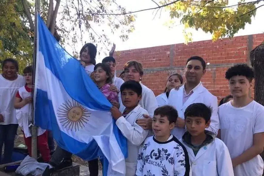 Nicolás gastó sus ahorros para comprar una bandera argentina para la escuela.