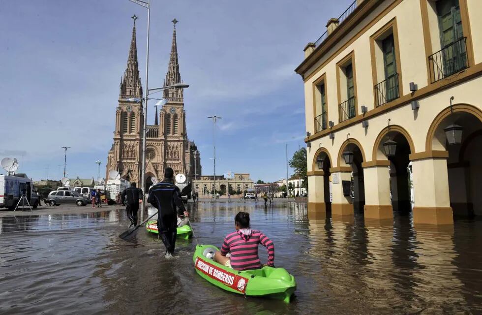 El río Luján llegó hasta la Basílica y hay más zonas evacuadas 
