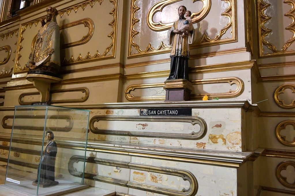 Robaron más de 16 placas de agradecimiento históricas de bronce que estaban en San Cayetano, en el interio mismo de la iglesia. Foto: Orlando Pelichotti