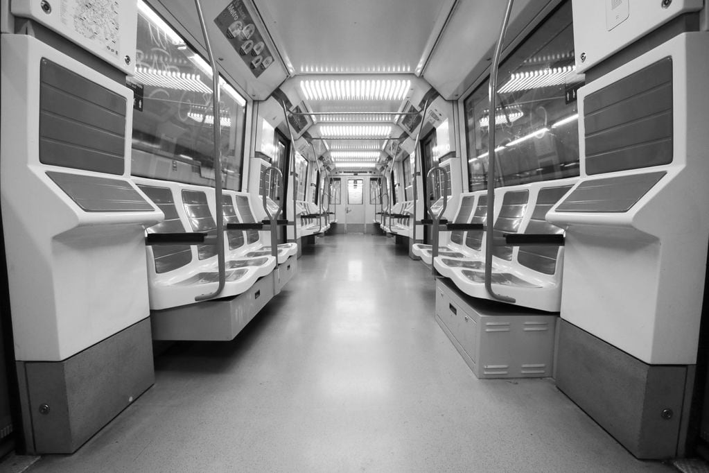 Gran metáfora. Habitualmente poblado de gente, el metro de Madrid sin pasajeros.