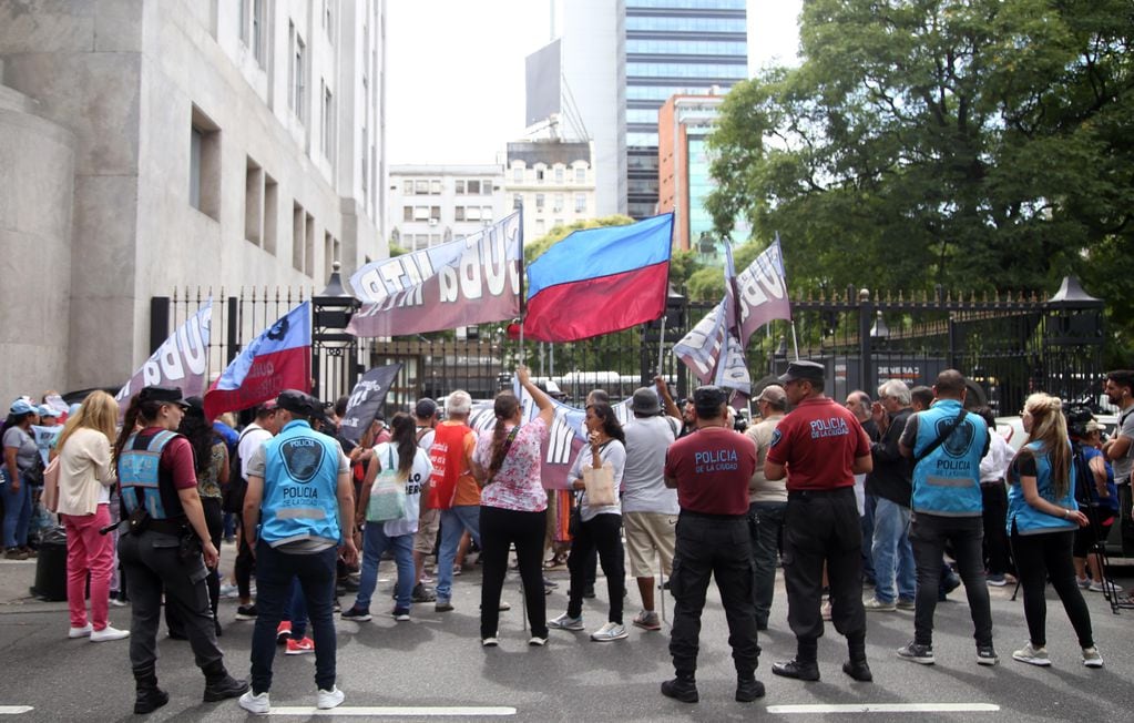 Un grupo de manifestantes se reúnen frente al ministerio de capital humano 
rodeados por policía de la Ciudad. / Foto NA: MARIANO SANCHEZ