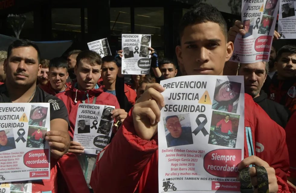 Trabajadores de Pedidos Ya recordaron a sus colegas fallecidos en accidentes y reclamaron seguridad y justicia. Foto: Orlando Pelichotti / Los Andes
