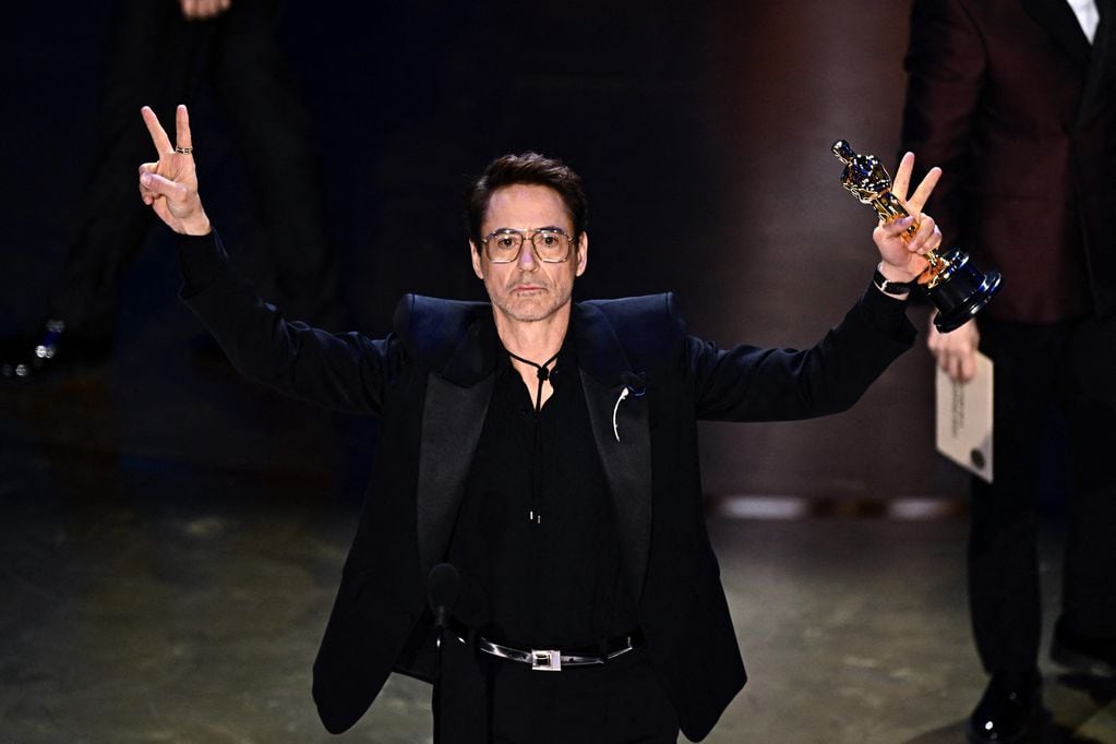 El actor estadounidense Robert Downey Jr. acepta el premio al Mejor Actor de Reparto por "Oppenheimer" en el escenario durante la 96ª edición de los Premios Anuales de la Academia en el Dolby Theatre de Hollywood, California, el 10 de marzo de 2024. (Foto de Patrick T. Fallon / AFP )