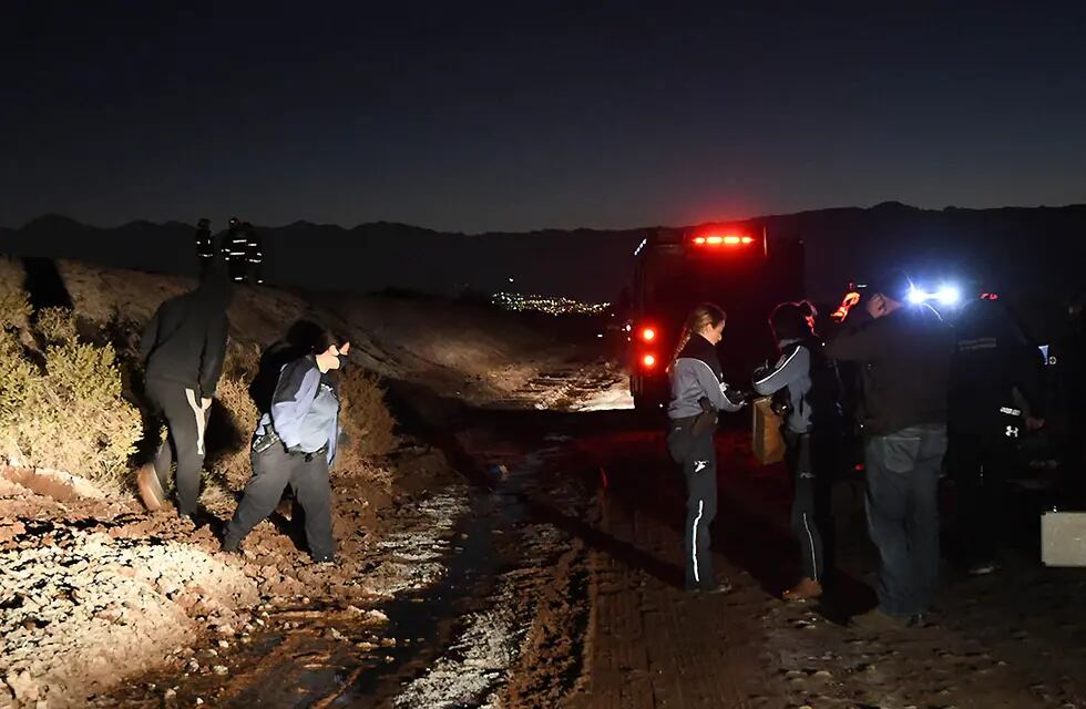 Los cuerpos fueron hallados en un desagüe en Rodeo del Medio. Peritan una camioneta para saber si allí los trasladaron. / Foto: José Gutiérrez