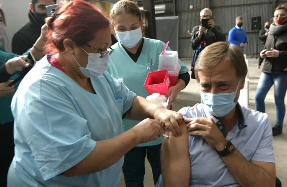 El Gobernador se vacunó hoy en la Nave Universitaria. Orlando Pelichotti / Los Andes