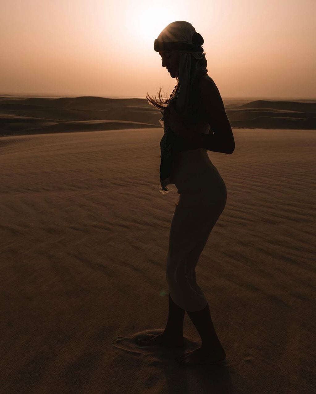 Morena Beltrán posó en el desierto de Doha, Qatar