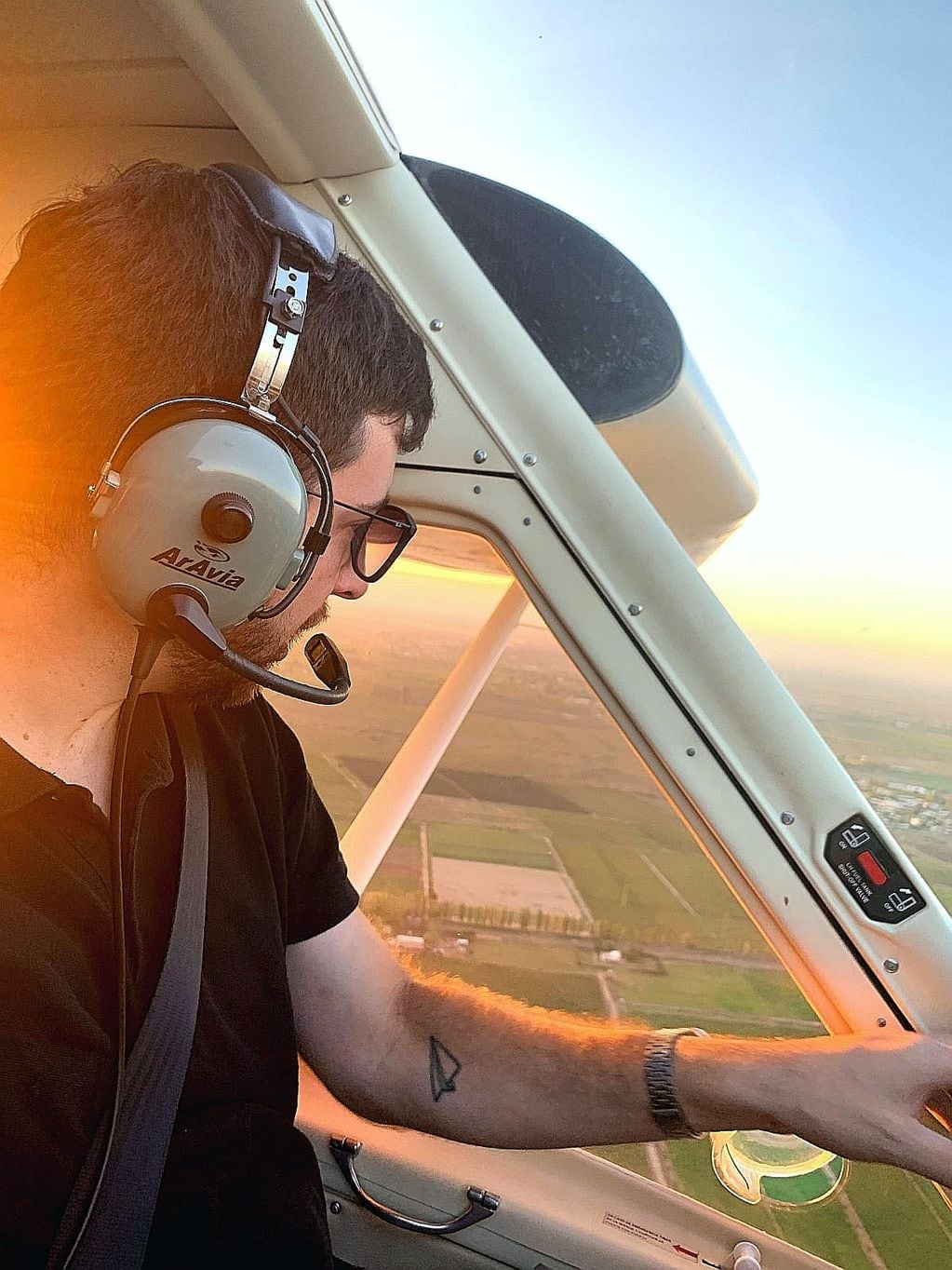 Marco, de 28 años, soñó con ser piloto y está haciendo ese sueño realidad. Foto: Gaspar Da Cortá