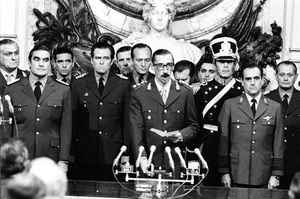Videla asumió la presidencia, con el apoyo de sus camaradas de la Junta Militar, el marino Massera y el aviador Agosti.