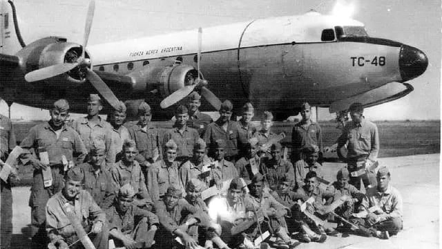 Foto histórica Un grupo de cadetes posa junto al DC 4 matrícula TC-48, meses antes de su misión final.