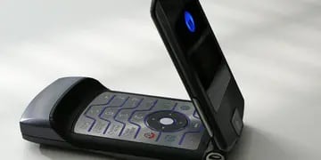 Es el Motorola Razr, que data de 2004, antes de que llegaran los smartphones.