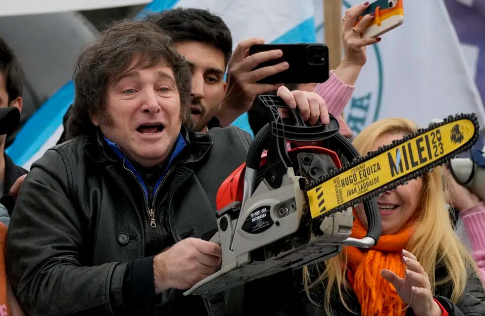 El aspirante presidencial Javier Milei, de la coalición La Libertad Avanza, carga una motosierra durante un mitin de campaña en La Plata, Argentina, el martes 12 de septiembre de 2023. (AP Foto/Natacha Pisarenko)