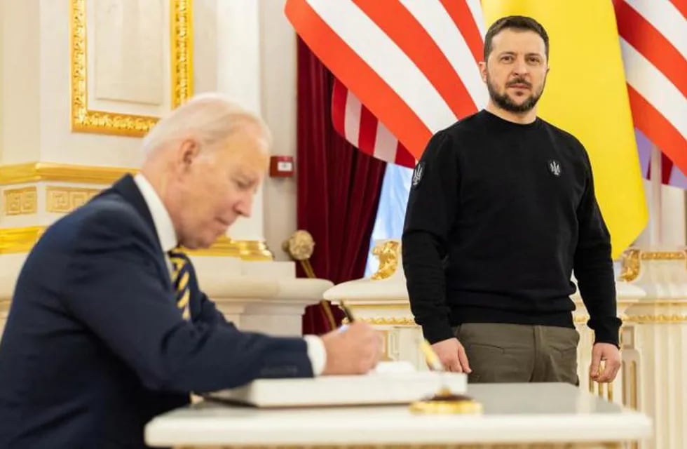 Joe Biden y Volodimir Zelenski, presidentes de Estados Unidos y Ucrania respectivamente, durante la visita de Biden a Kiev este lunes 20 de febrero.