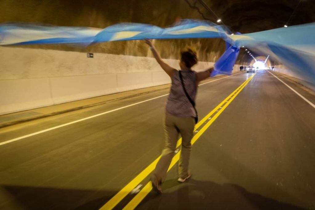 
Después de 15 años quedo inaugurado el túnel de Cacheuta - Potrerillos que une las dos localidades. Luego de la inauguración uno de los pobladores mostró su felicidad corriendo por el túnel con la bandera de argentina. | Foto: Ignacio Blanco.
   