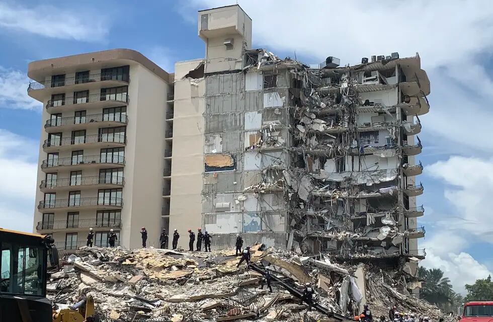 El 24 de junio de 2021 colapsó parte del edificio Champlain Towers South, en Surfside, Florida (EEUU), debido a corrosión, fisuración, punzonado y asentamiento diferencial dejando un saldo de 98 muertos. Todo el complejo fue demolido.