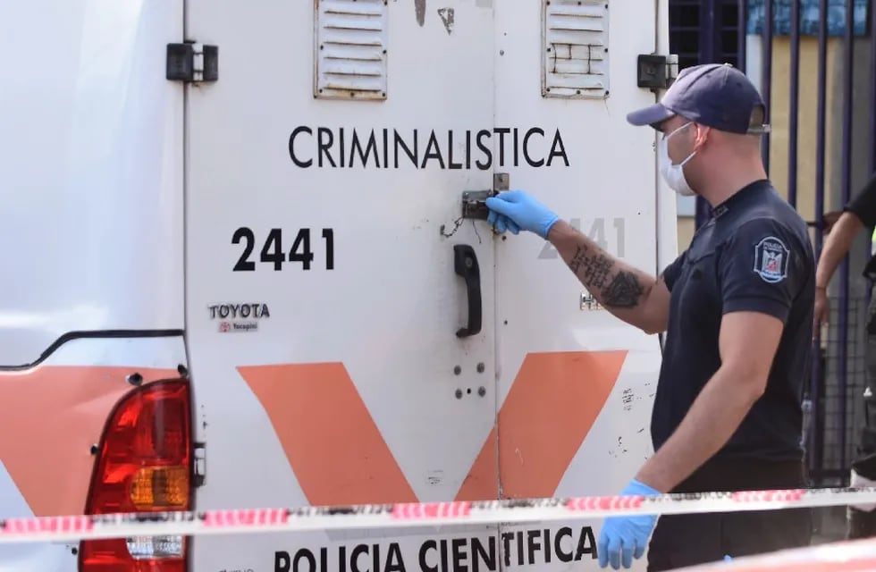 Policía Científica y el Cuerpo Médico Forense trabajó en la escena del crimen en busca de datos relevantes para la investigación. - Archivo / Los Andes