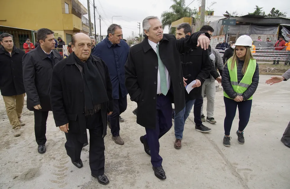 Alberto Fernández recorre obras el la Av. 7 de Berazategui junto a Gabriel Katopodis y el intendente Mussi. Clarin