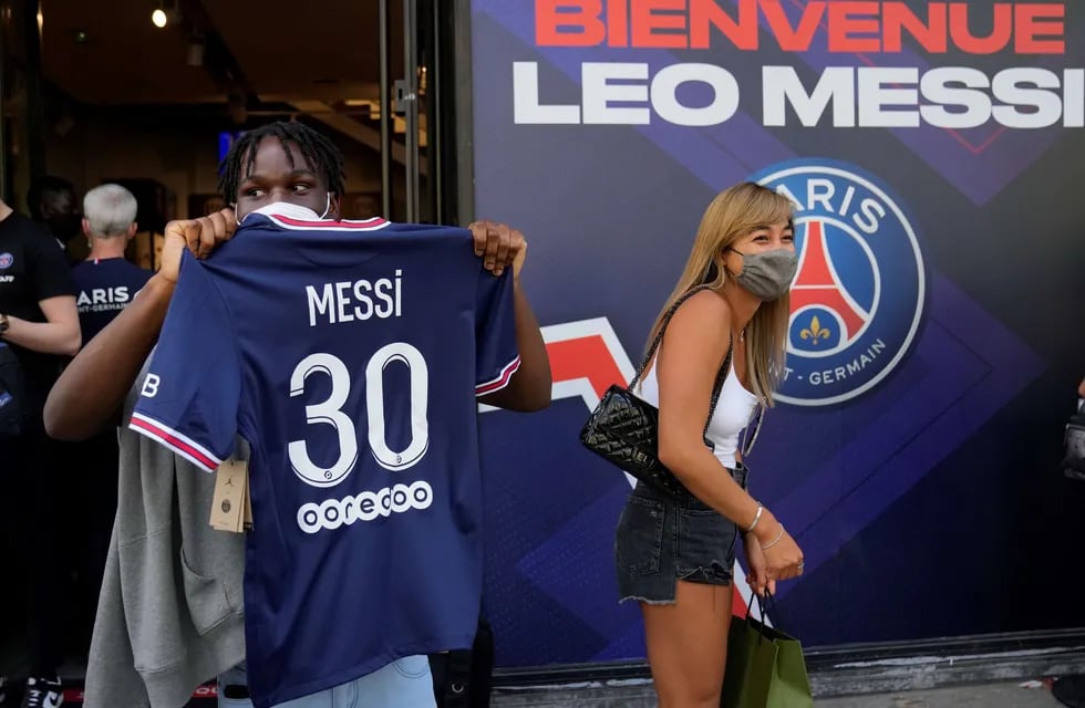 Los fanáticos del PSG quieren la camiseta de Messi. Largas colas para adquirirla. (AP Photo/Francois Mori).