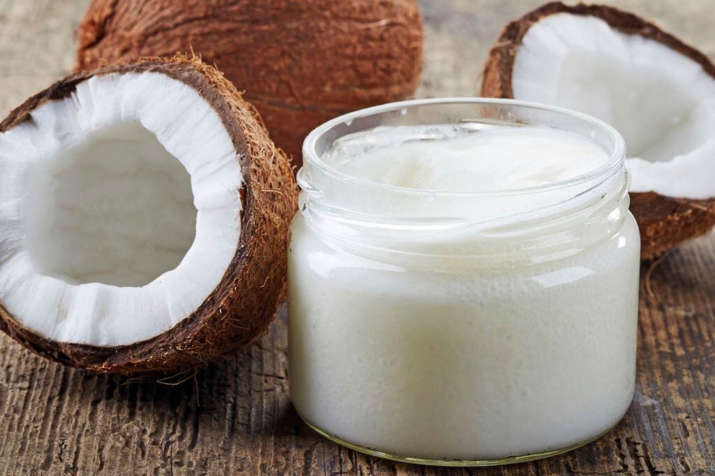 El aceite de coco, como otros de origen natural cuenta con muy buena prensa para el cuidado de la salud por sus beneficios nutricionales
