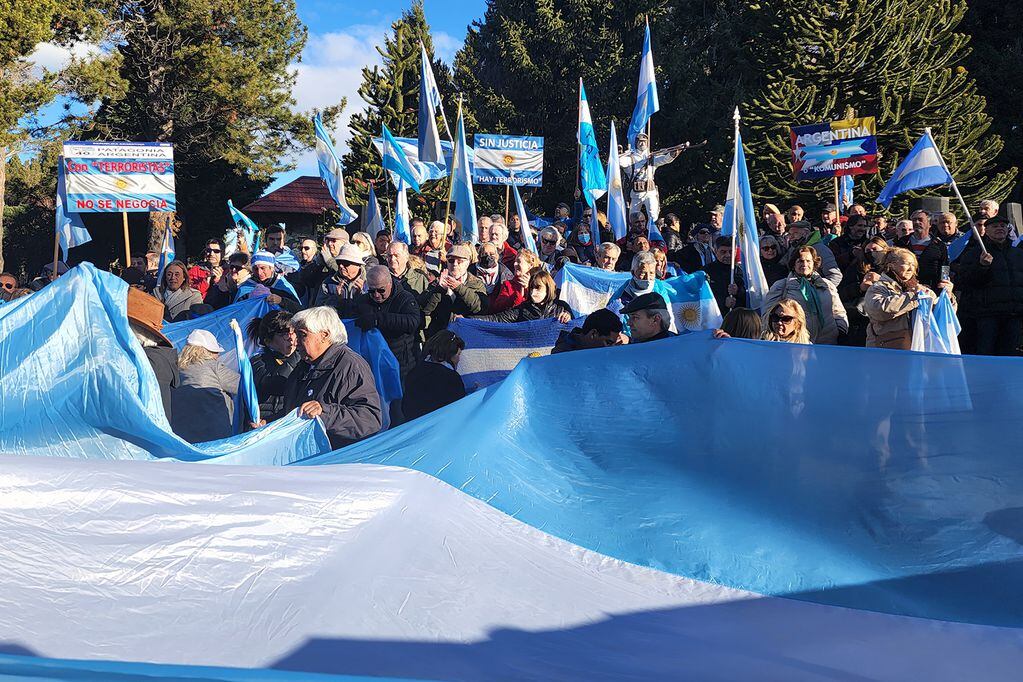 Vecinos de Bariloche protestaron en la Escuela Militar de Montaña. (Gentileza: Clarín)