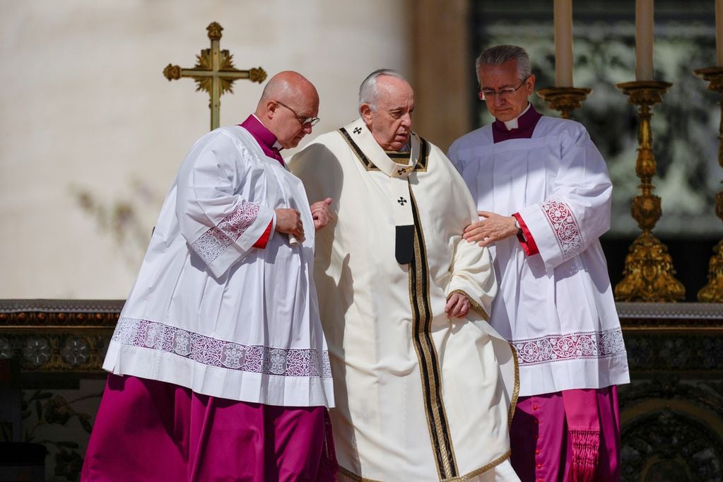 En la Misa de Pascua el Papa debió ser ayudado para ponerse de pie. (AP)