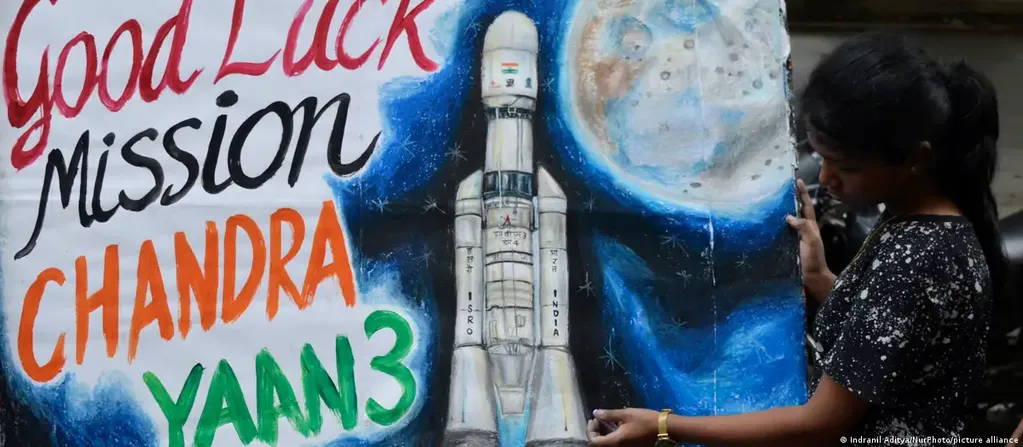 Una niña observa una pintura realizada por alumnos de una escuela en India, deseando suerte a la misión Chandra Yaan 3.