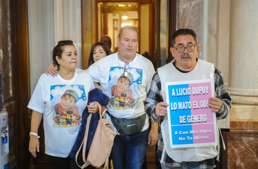 Los abuelos de Lucio Dupuy en el Senado por la sanción de la Ley que busca proteger a los menores. Foto: Federico López Claro.