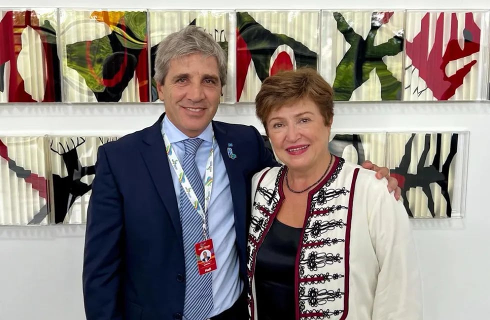 El titular de Economía, Luis "Toto" Caputo, junto a la directora gerente del Fondo Monetario Internacional, Kristalina Georgieva. Foto: @LuisCaputoAR